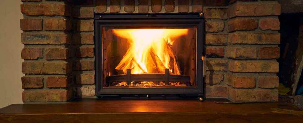 Recover heat from the insert or closed hearth of a