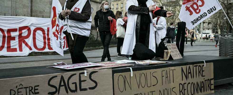 midwives on strike to denounce insufficient salary increases