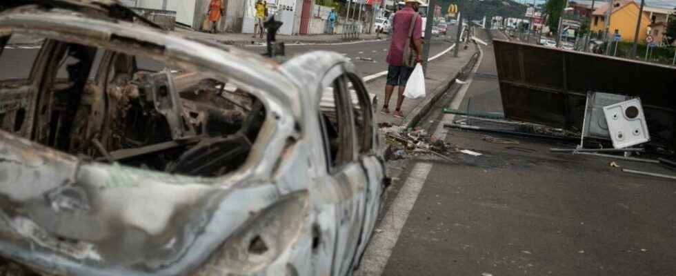 the prefect of Martinique establishes a curfew until calm is