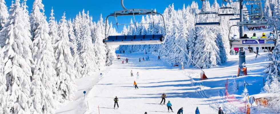 Christmas holidays dates 2021 2022 health pass compulsory in ski resorts