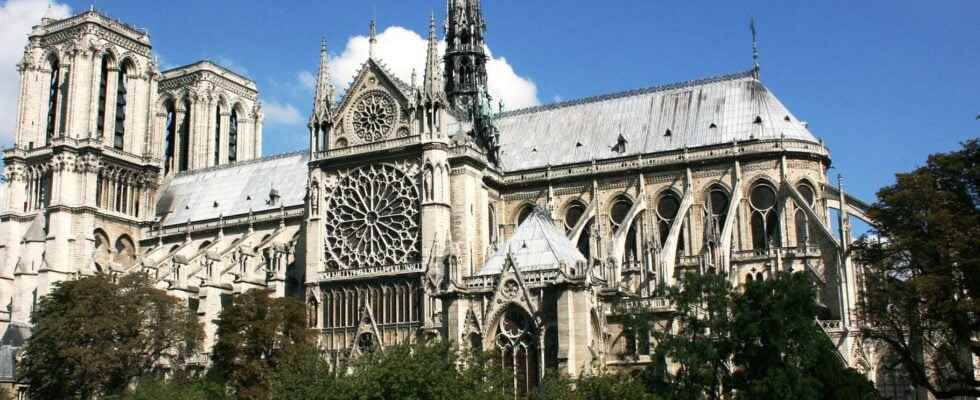 Mathematical game Notre Dame de Paris and the fourth dimension