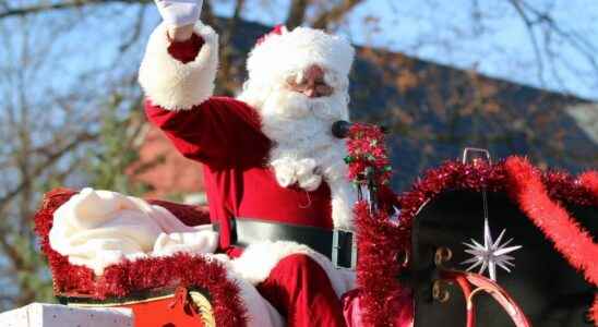 Santa Claus parades through Petrolia