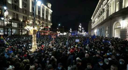 Thousands of Poles march to save media independence