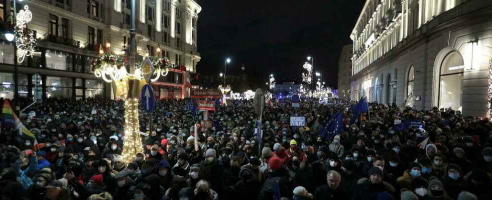 Thousands of Poles march to save media independence