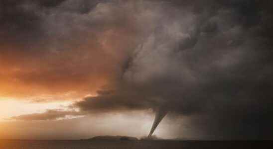 Tornadoes in the United States debris rose to an altitude