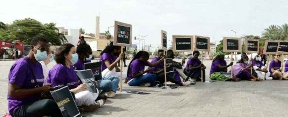 march in Dakar against violence against women and children