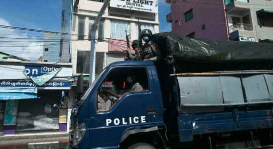 soldiers rushed in car on demonstrators