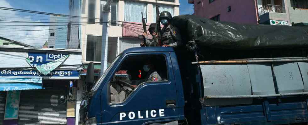 soldiers rushed in car on demonstrators