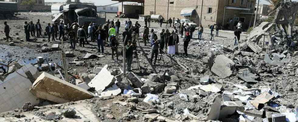 the closure of the Sanaa airport hampers humanitarian operations