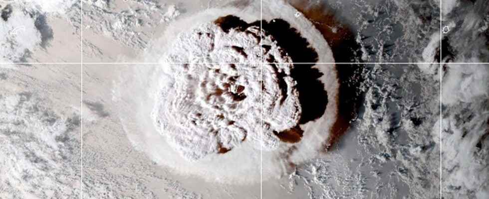 Explosive eruption in the Tonga Islands and tsunami what happened