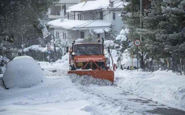 Greece to pay 2000 euros to drivers stuck on the