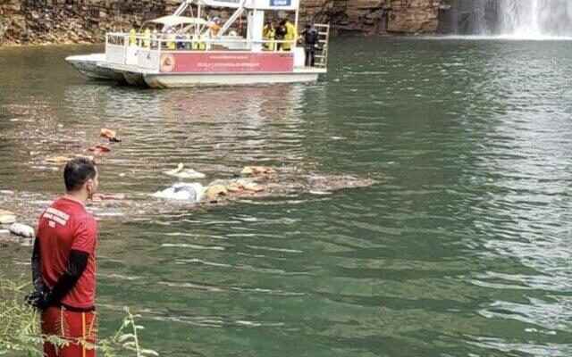 Horrible event in Brazil Giant rock fell on boats 6