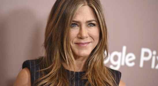 Makeup free Jennifer Aniston flaunts her curly hair from the humidity