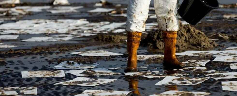 the beaches of Rayong affected by an oil spill