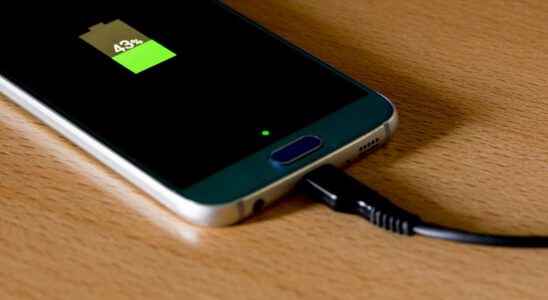 Battery should you leave your smartphone charging all night