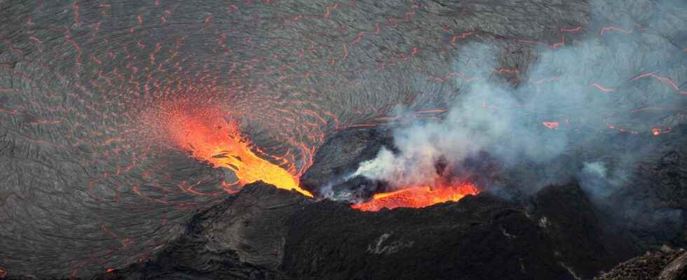 Hawaii Kilauea volcanos lava lake empties and refills cyclically