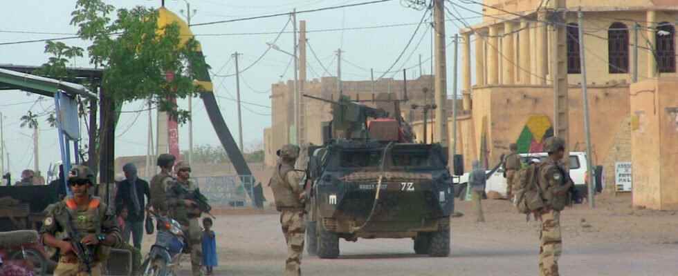 In the spotlight the end clap of the French military