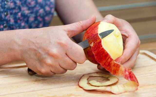 Learning this method does not throw away the apple peels