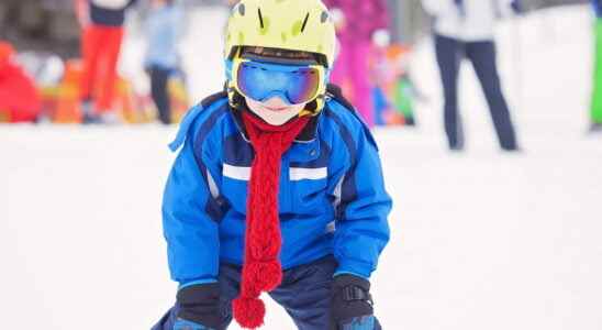 Skiing end of the mask on the chairlifts where to