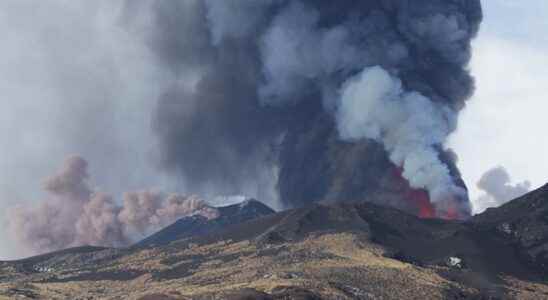 Spectacular ongoing eruption of Etna with huge lava fountains