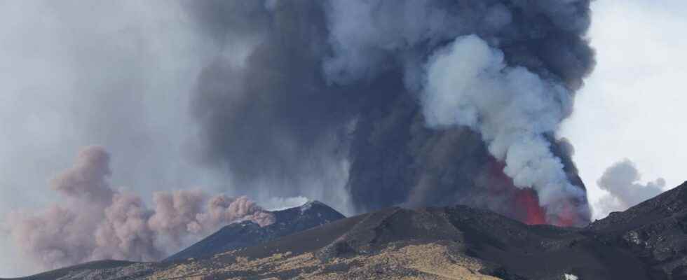 Spectacular ongoing eruption of Etna with huge lava fountains