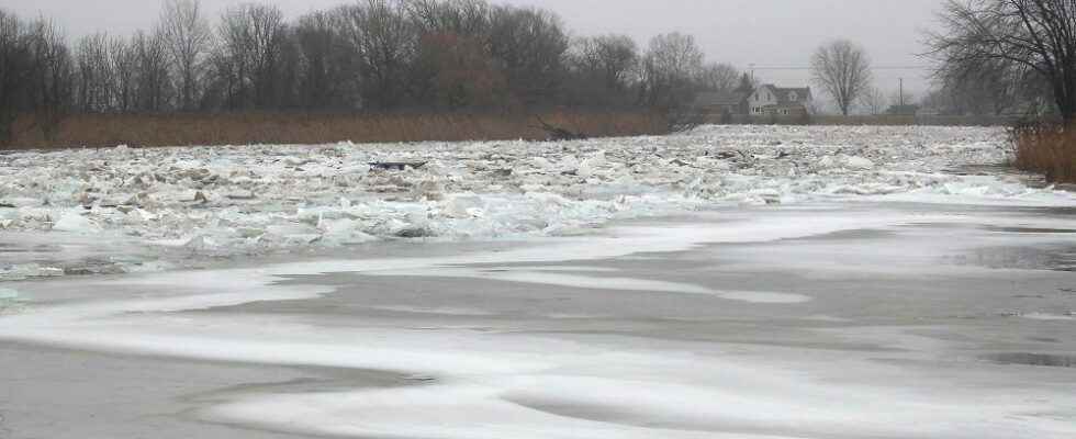 Thames River ice breaking up jamming in some locations