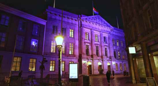 Utrecht in solidarity with Ukraine flag at half mast and