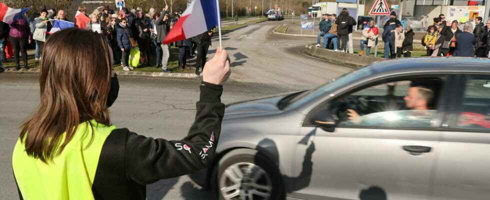 leaving from all over France the first demonstrators arrive in