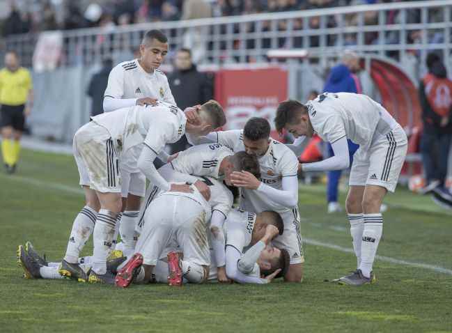 The Real Madrid youth players celebrate one of the goals against Atlético in the round of 16 of the UEFA Youth League 2018-2019.