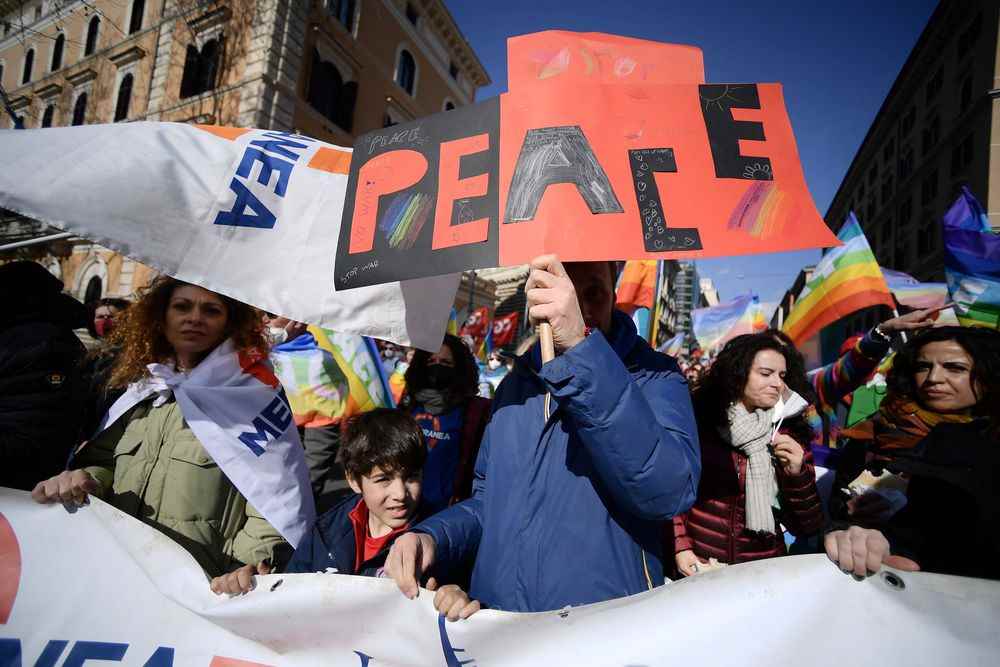 1646568730 480 Paris New York Rome The crowd in the street to