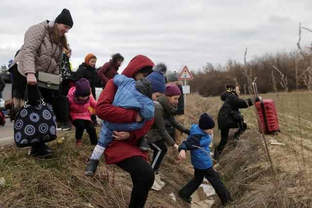 2022-03-05T212125Z_1477891597_RC2EWS9AWKZZ_RTRMADP_3_UKRAINE-CRISIS-BORDER-SLOVAKIA