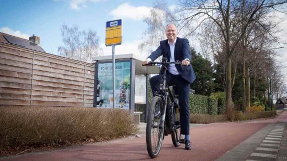 Alderman Engbert Stroobosscher on a bicycle.