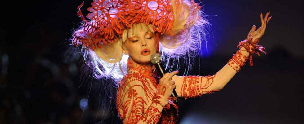 Arielle Dombasle walks singing during Fashion week