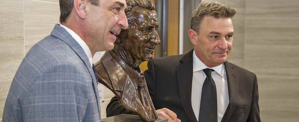 Bronze bust of Walter Gretzky unveiled at city hall