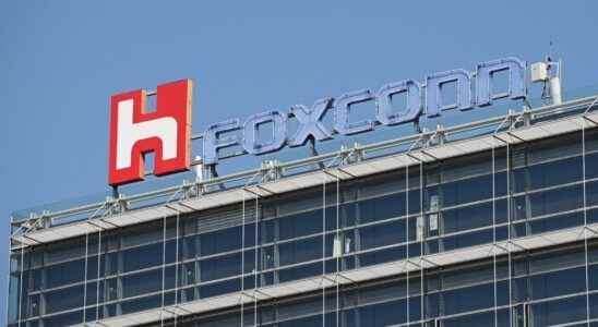 Covid 19 iPhone maker Foxconn suspends production in Shenzhen