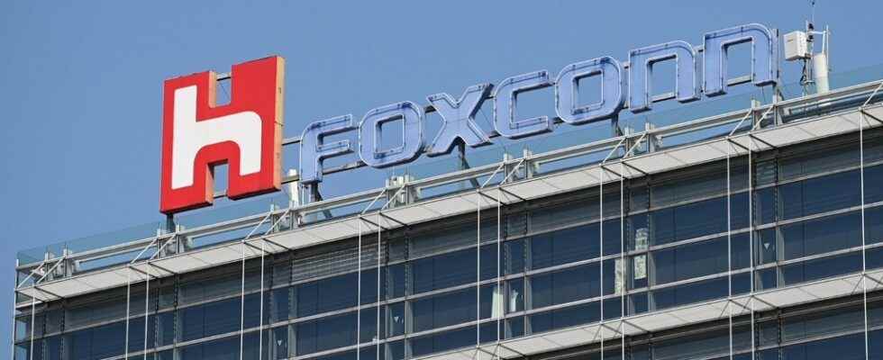 Covid 19 iPhone maker Foxconn suspends production in Shenzhen