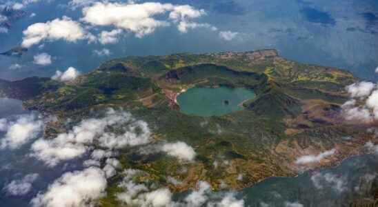 Eruption in the Philippines the Taal volcano wakes up