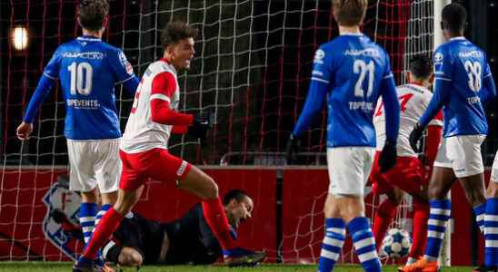 FC Utrecht binds defender Kluivert two years longer