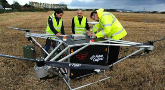 Hydraulic drone model with 6 hours flight time and 900