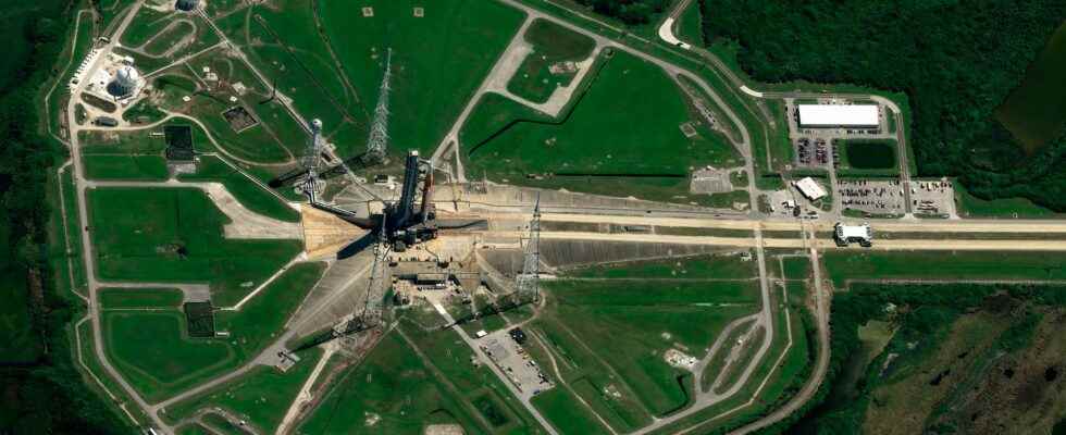 In pictures the SLS launcher seen from space