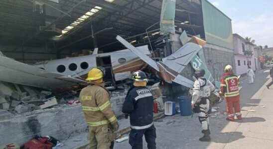 Incredible accident in Mexico Small plane crashed on supermarket 3