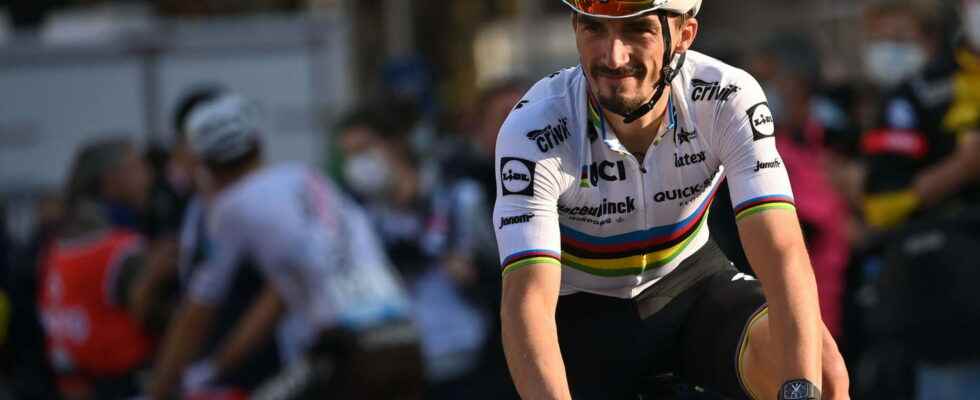 Julian Alaphilippe leaving Tirreno Adriatico after his fall on the Strade