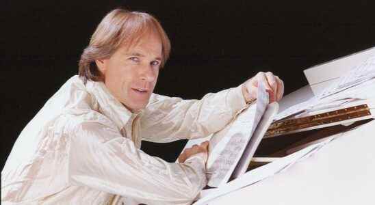 Richard Clayderman strikes the chords of love