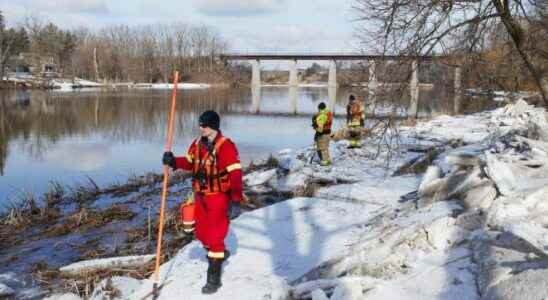 Search for 10 year old who fell through ice near Mitchell continues