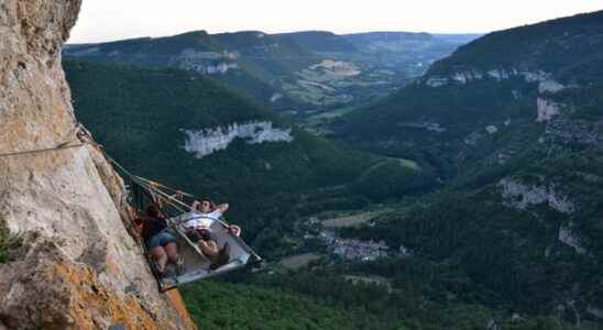 Sleep on the side of the cliff