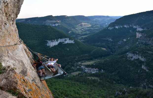 Sleep on the side of the cliff