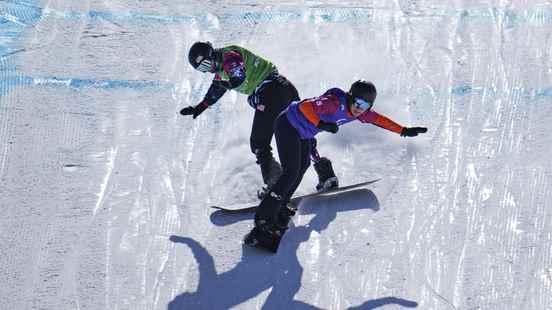 Snowboard star Lisa Bunschoten crashes in the final cross