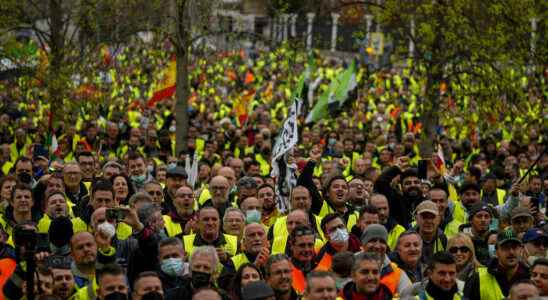 Spain transporters on strike against rising petrol prices