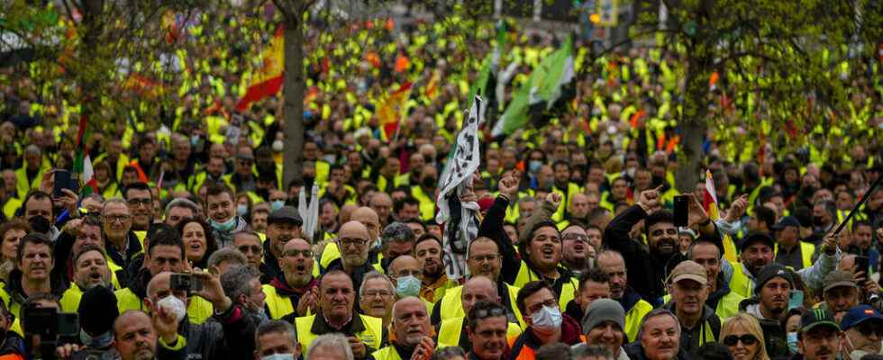 Spain transporters on strike against rising petrol prices