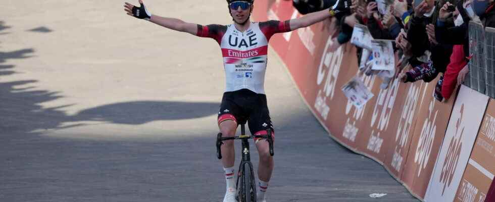 Tirreno Adriatico the stage and the blue jersey for Tadej Pogacar